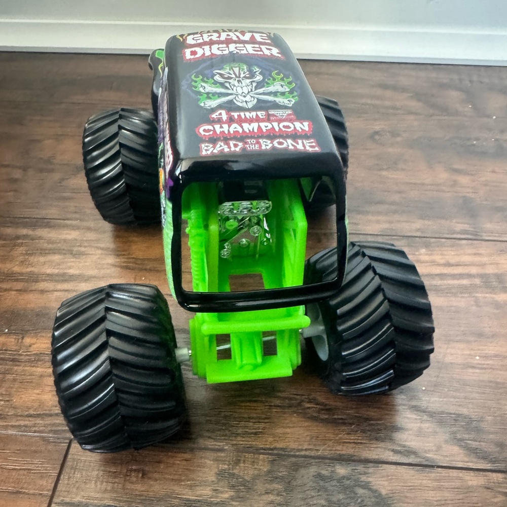 Hot Wheels Monster Jam Grave Digger Truck 1:24 Die cast Metal Mattel 4x Champ - Picture 9 of 9